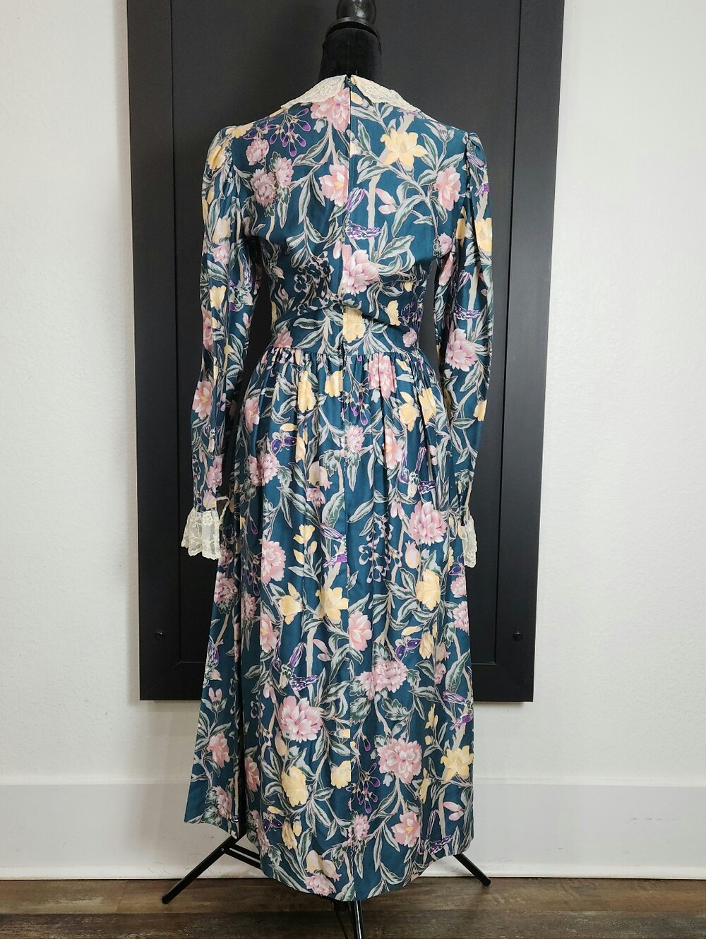 Beautiful Vintage Norman Shurmaker Floral Maxi Dress (Size 6) - Picture 6 of 10